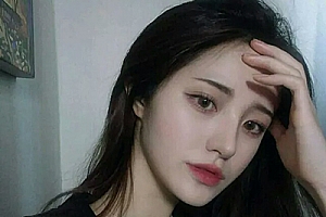 女生同时和不同男生暧昧,我要继续追吗?